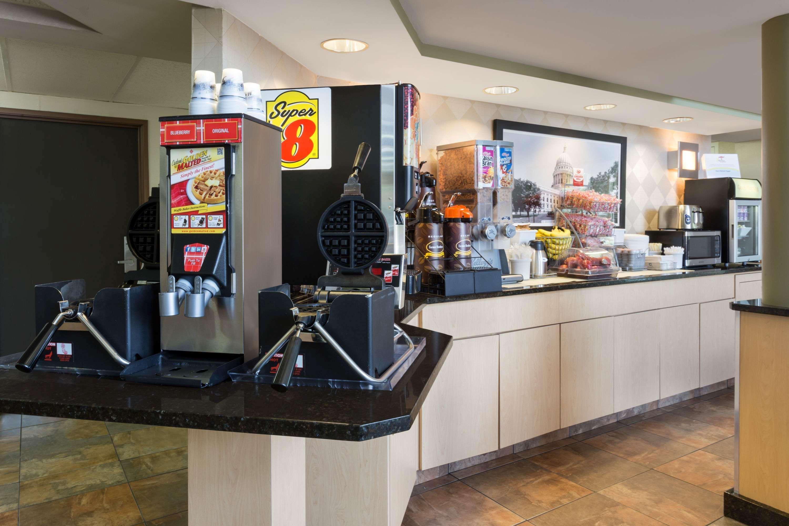 Super 8 By Wyndham Madison South Exterior foto