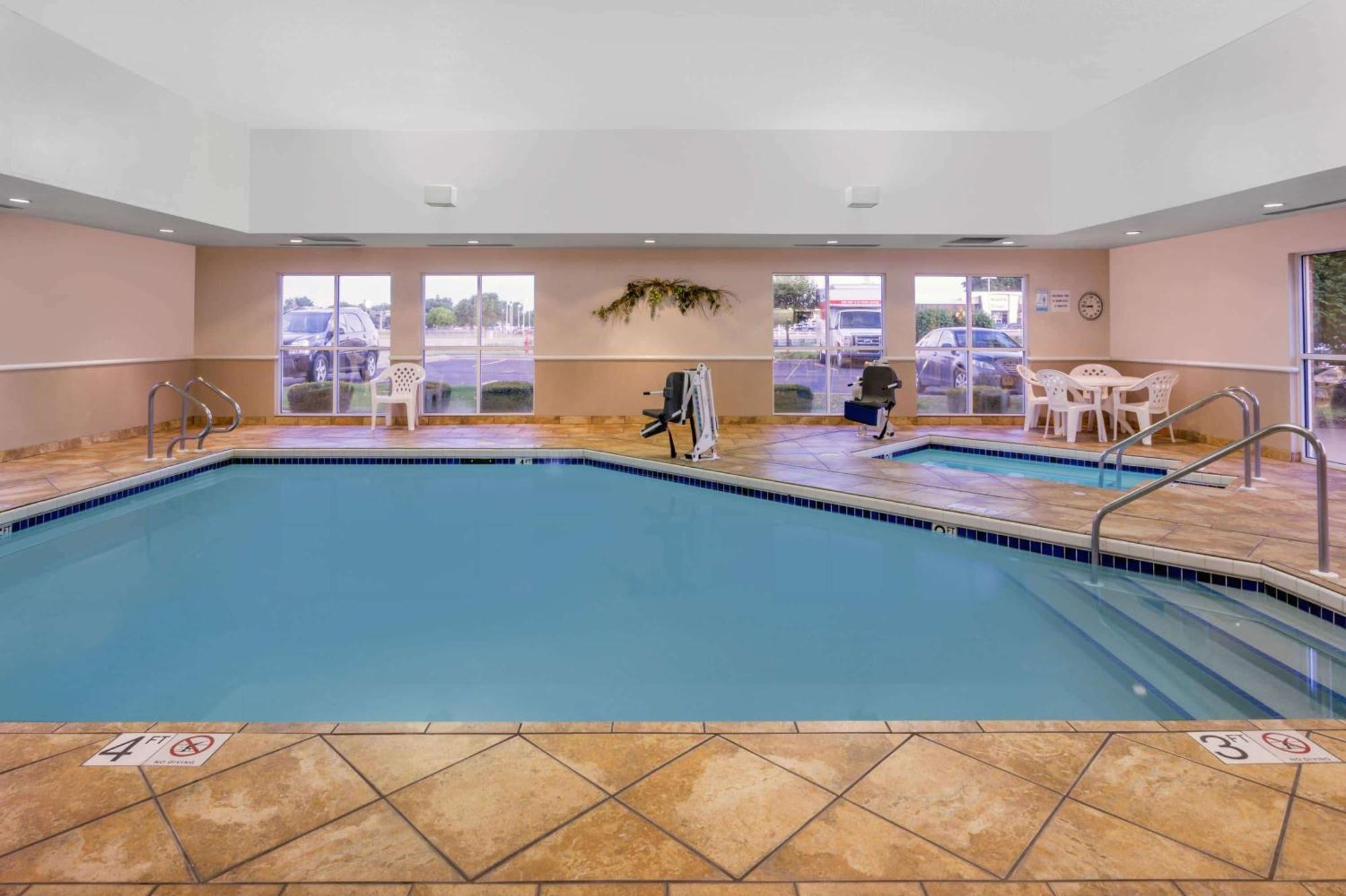Super 8 By Wyndham Madison South Exterior foto